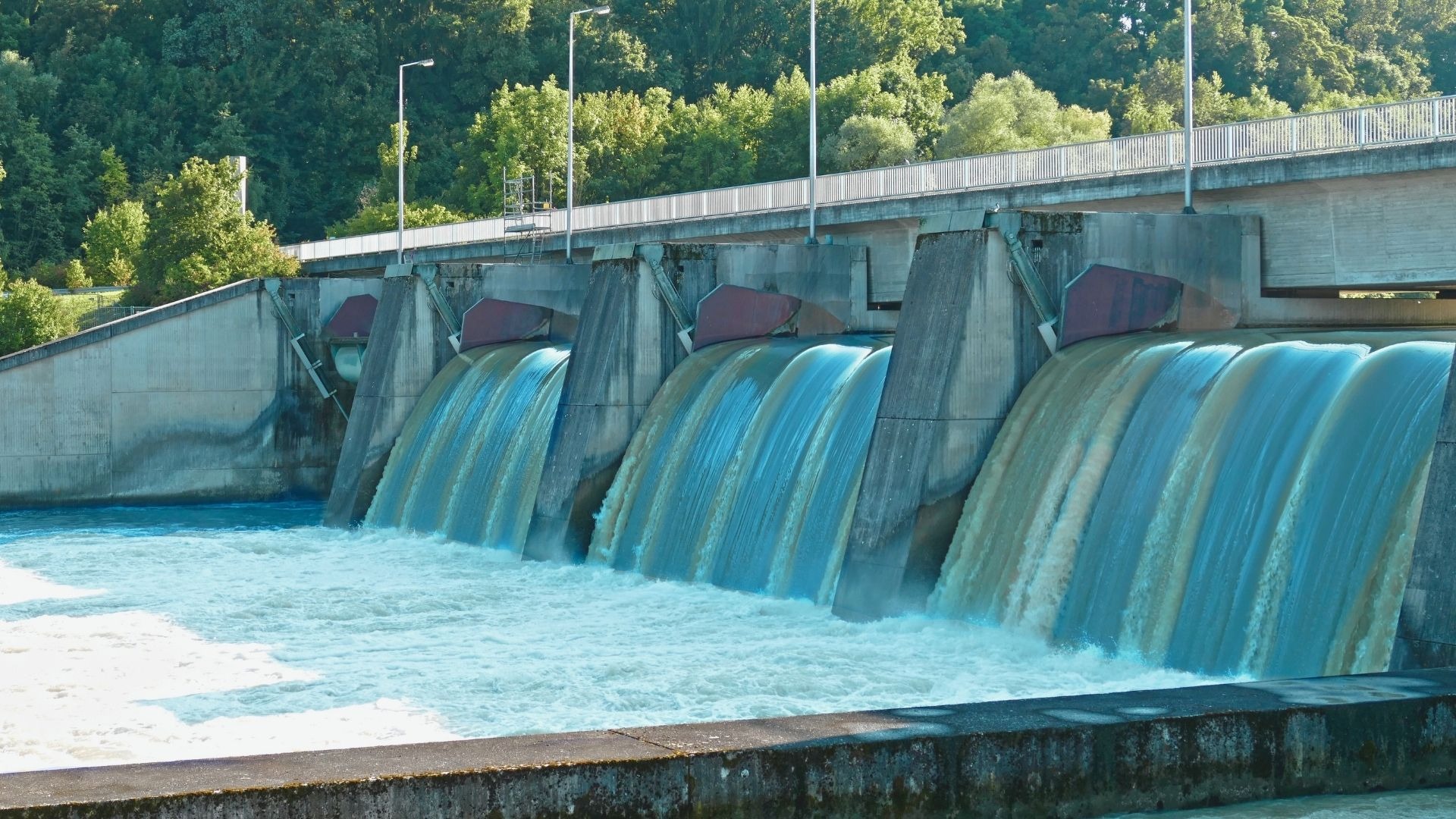 Water treatment installation gates with controlled flow